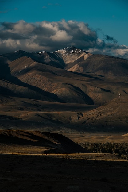 El paisaje único de las montañas marcianas en verano en altai.