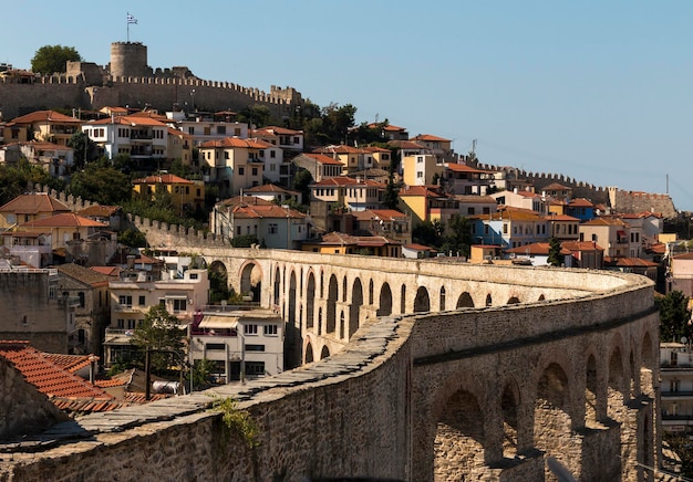 Paisaje urbano con acueducto medieval Kamares en la ciudad Grecia de Kavala