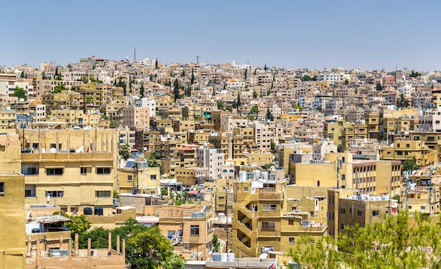 Foto paisaje urbano de amman, la capital y ciudad más poblada de jordania