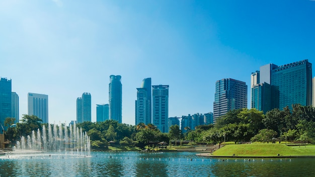 Paisaje urbano y árboles Prado jardín con piscina de agua en la ciudad de negocios en la mañana