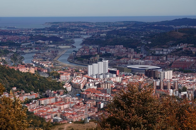 paisaje urbano y arquitectura en la ciudad de Bilbao España destino de viaje