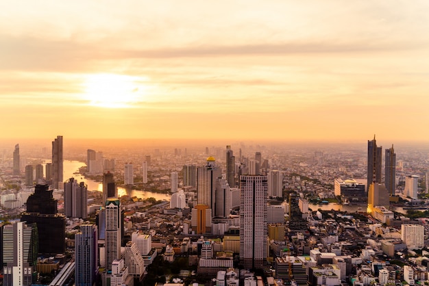 Paisaje urbano de Bangkok al atardecer