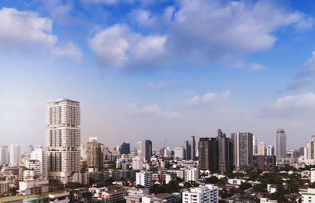 Paisaje urbano de Bangkok con cielo azul