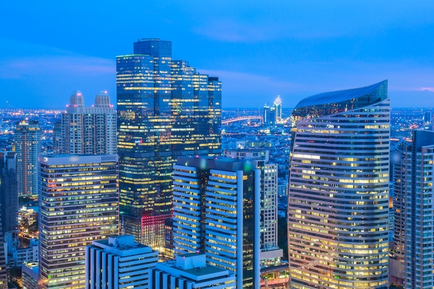 Paisaje urbano de Bangkok, distrito de negocios con alto edificio al atardecer (Bangkok, Tailandia)