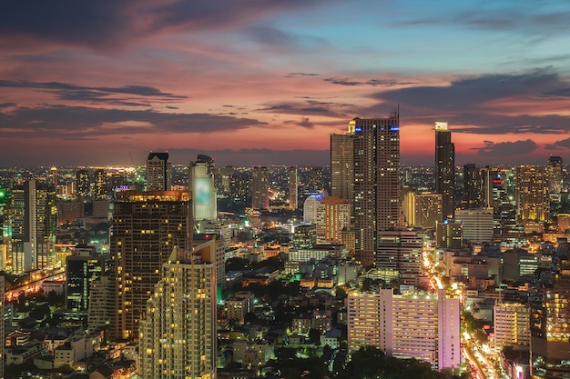 Paisaje urbano de Bangkok, distrito de negocios con alto edificio al atardecer (Bangkok, Tailandia)