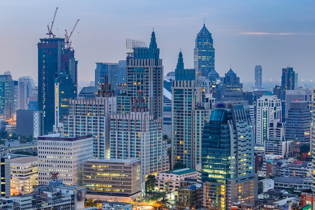 Paisaje urbano de Bangkok, distrito de negocios con alto edificio, Bangkok, Tailandia