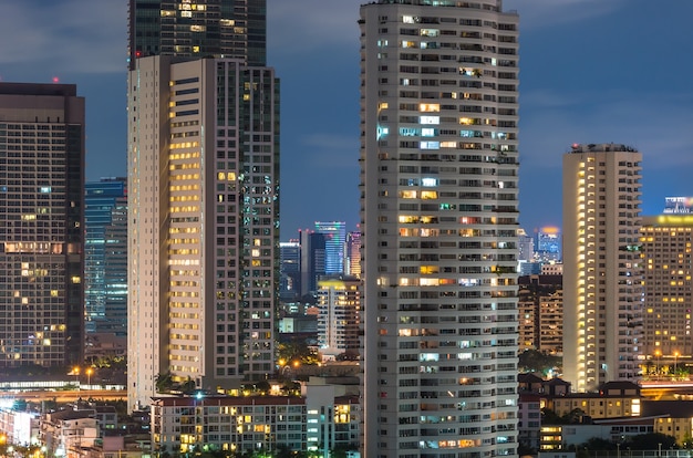 Paisaje urbano de Bangkok en el momento del crepúsculo