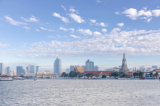 Paisaje urbano de bangkok con ribera de tailandia