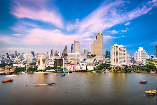 Foto paisaje urbano de bangkok en el río