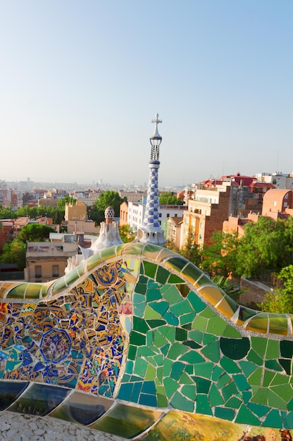 Paisaje urbano de Barcelona con un banco del parque Güell en verano, España