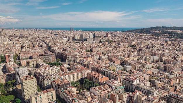 Paisaje urbano de Barcelona en un día soleado. Vista aérea