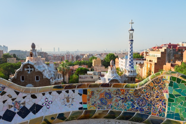 Paisaje urbano de Barcelona desde el parque Güell en día de verano, España