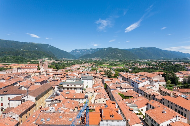 Paisaje urbano de "Bassano del Grappa", vista superior. Panorama de la ciudad medieval. Paisaje típico italiano.