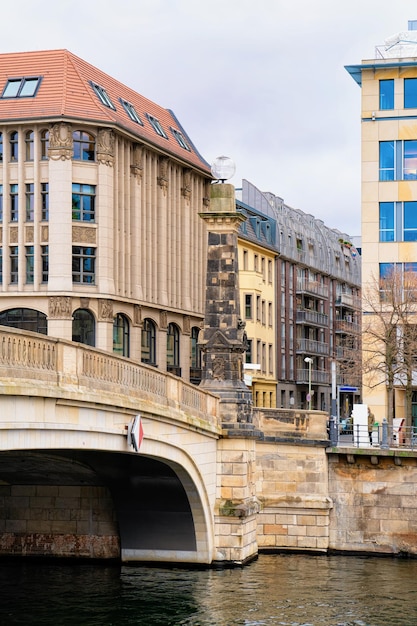 Paisaje urbano de Berlín Mitte y Spree Riverfront en el centro de la ciudad. Arquitectura de construcción moderna, Alemania en Europa.