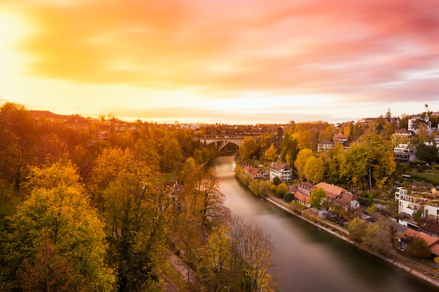 Paisaje urbano de Berna y el puente en la puesta del sol, Suiza