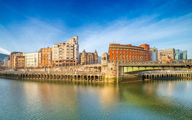 Paisaje urbano de Bilbao reflejado en el agua, País Vasco, España