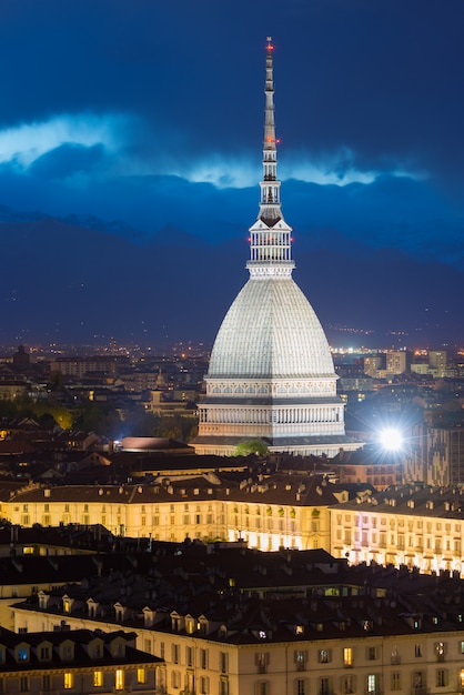 Paisaje urbano brillante de Torino (Turín, Italia) al anochecer