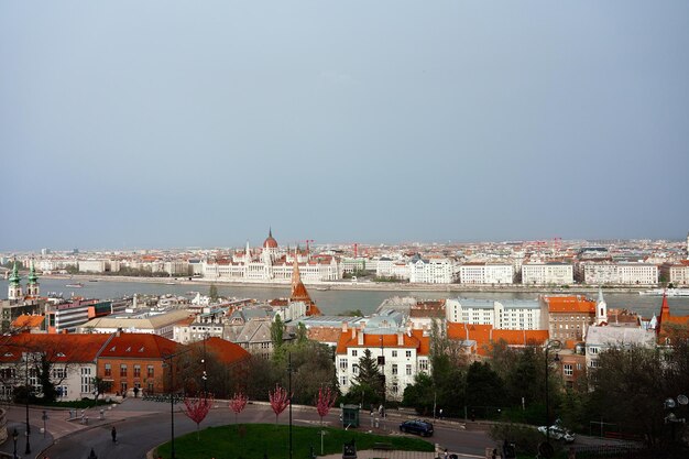 Paisaje urbano de Budapest a lo largo del río Danubio