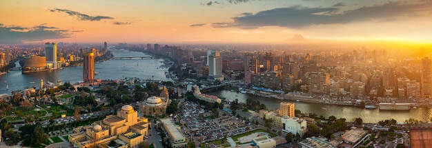 Paisaje urbano de El Cairo al atardecer