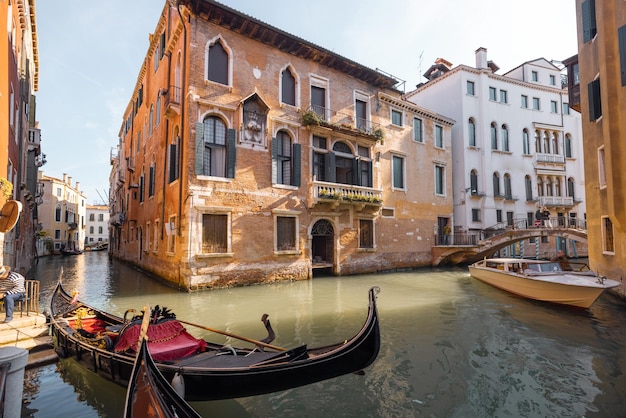 Paisaje urbano de canales de agua en Venecia Italia