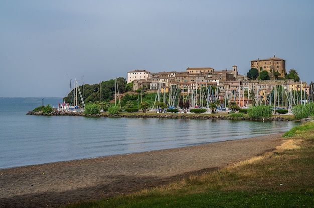 Paisaje urbano de Capodimonte, antigua aldea en un promontorio en el lago de Bolsena, Lacio, Italia