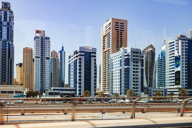 Paisaje urbano de carreteras de dubai durante el día