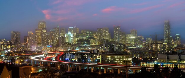 Paisaje urbano céntrico de San Francisco en la noche en California