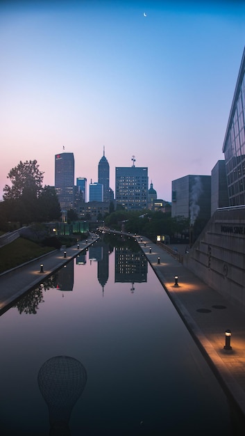 Paisaje urbano del centro de Indianápolis al amanecer EE.UU.