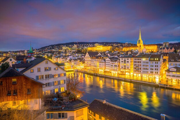 Paisaje urbano del centro de Zúrich en Suiza durante una dramática puesta de sol