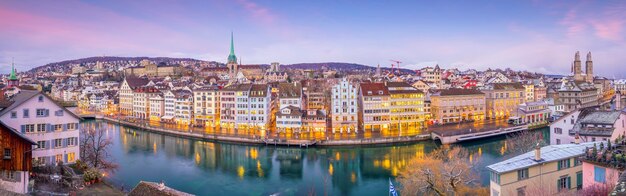 Paisaje urbano del centro de Zurich en Suiza durante la espectacular puesta de sol.