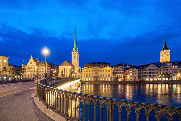 Paisaje urbano del centro de Zurich en Suiza durante la espectacular puesta de sol.