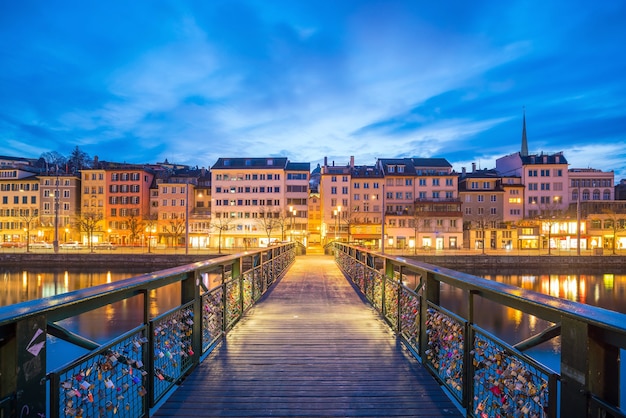 Paisaje urbano del centro de Zurich en Suiza durante la espectacular puesta de sol.