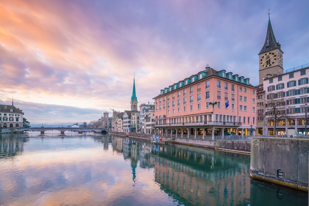 Paisaje urbano del centro de Zurich en Suiza durante la espectacular puesta de sol.