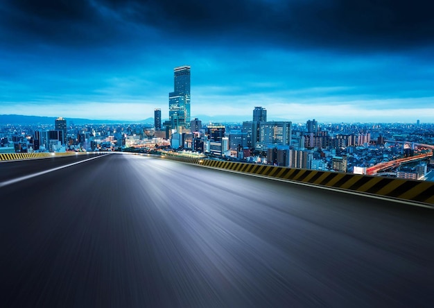 Un paisaje urbano con una ciudad al fondo.