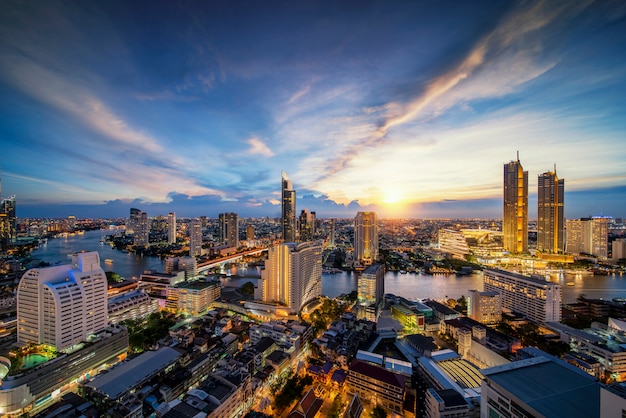 Paisaje urbano en la ciudad de Bangkok desde el bar de la azotea en el hotel con el río Chao Phraya