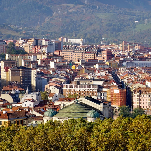 Paisaje urbano de la ciudad de Bilbao, España, destino de viaje