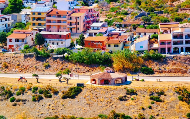 Paisaje urbano con la ciudad de Buggerru con arquitectura de casa de campo en el Mar Mediterráneo en el sur de Cerdeña en Italia. Pequeña ciudad italiana sarda en Cerdeña.