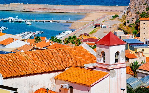 Paisaje urbano con la ciudad de Buggerru con arquitectura de casa de campo en el Mar Mediterráneo en el sur de Cerdeña en Italia. Pequeña ciudad italiana sarda en Cerdeña.