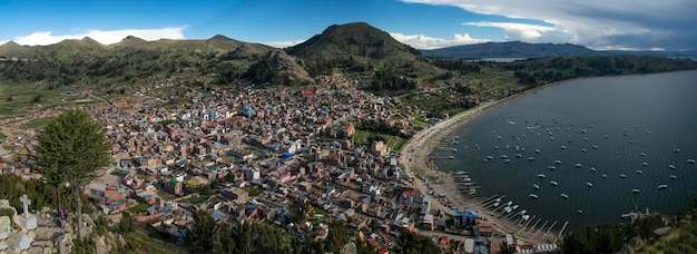 Paisaje urbano de la ciudad de Copacabana y el lago Titicaca al atardecer