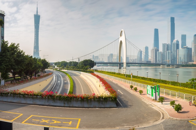 Paisaje urbano de la ciudad de Guangzhou en el día de sol, China