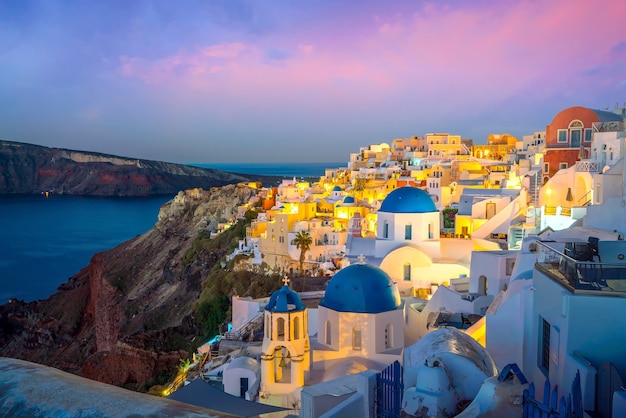 Paisaje urbano de la ciudad de Oia en la isla de Santorini en Grecia al atardecer. Mar Egeo