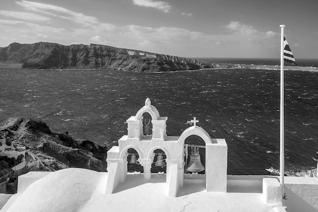 Paisaje urbano de la ciudad de Oia en la isla de Santorini en Grecia. Mar Egeo en blanco y negro