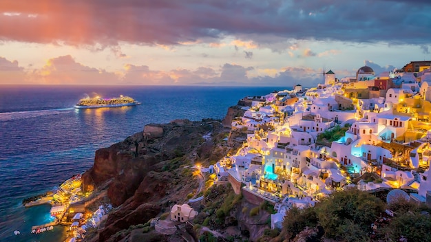 Paisaje urbano de la ciudad de Oia en la isla de Santorini, Grecia. Vista panorámica al atardecer.