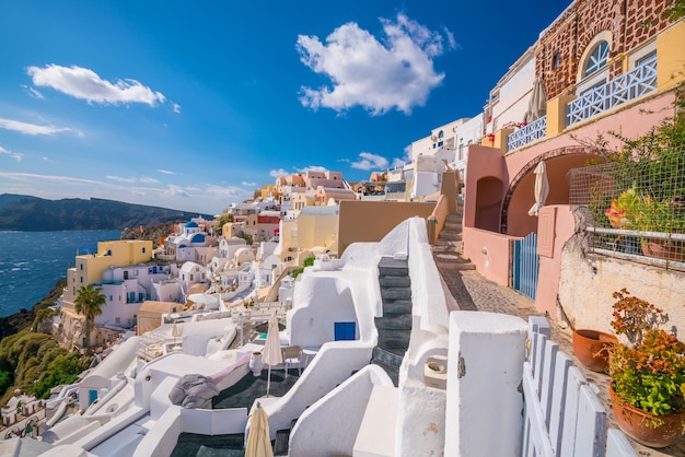 Paisaje urbano de la ciudad de Oia en la isla de Santorini, Grecia.