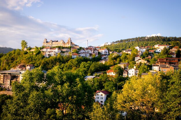 Paisaje urbano de la ciudad de Sarajevo, con la fortaleza al fondo