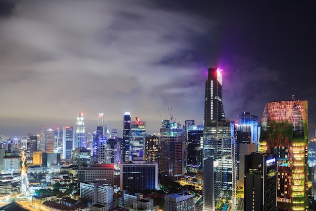 paisaje urbano de la ciudad de Singapur en la noche