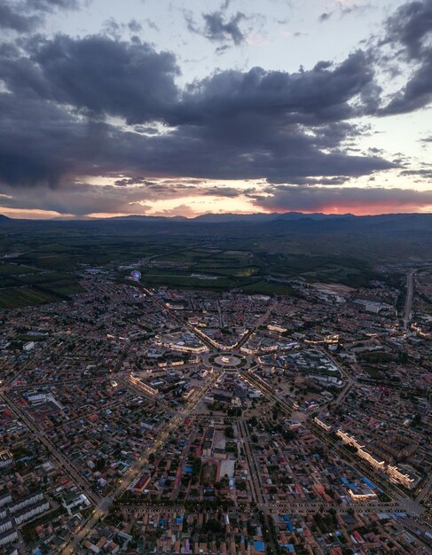 El paisaje urbano de la ciudad turca de Bagua en China al atardecer