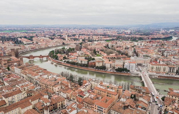 Paisaje urbano de la ciudad de Verona, Italia. Vista aérea