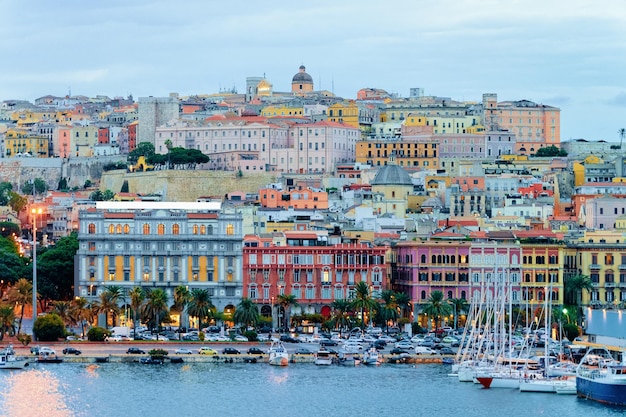 Paisaje urbano y ciudad vieja y puerto deportivo de Cerdeña con barcos en el mar Mediterráneo en Cagliari, isla del sur de Cerdeña en Italia en verano. Ver en el puerto de la ciudad con yates y barcos