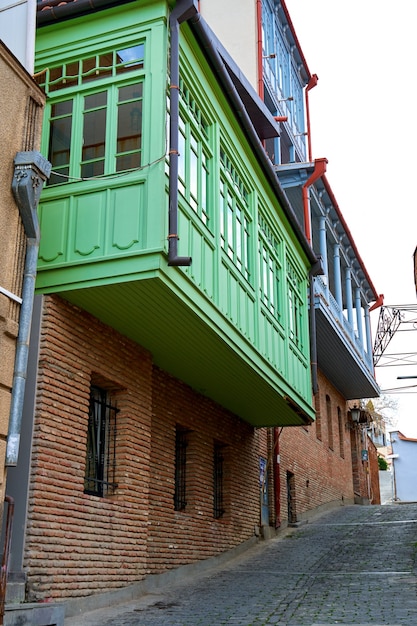 Paisaje urbano de la ciudad vieja de Tbilisi. Balcón de un edificio antiguo. Alma y atmósfera de Georgia. Tbilisi, Georgia - 17/03/2021